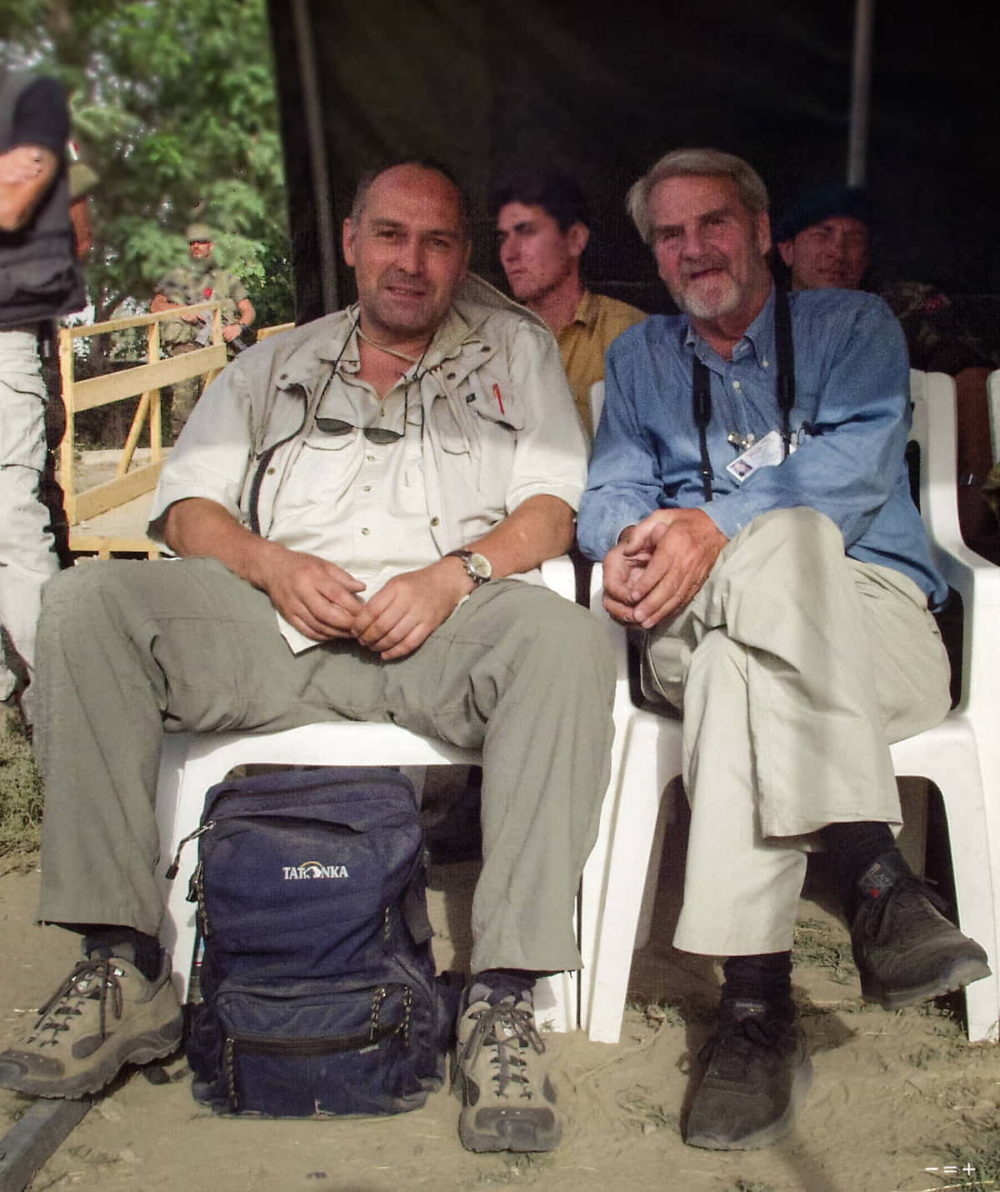 Ja, das ist Gerd Ruge rechts. Zufällige Begegnung im ARD-Haus in In Kabul. Unvergesslich.